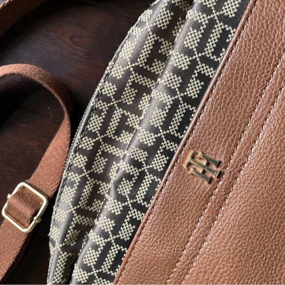 Tommy Hilfiger Crossbody Purse Brown Tan - Picture 2 of 9